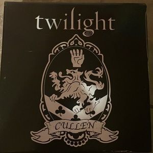 NECA Twilight Wearable Prop Replicas Cullen Jewelry